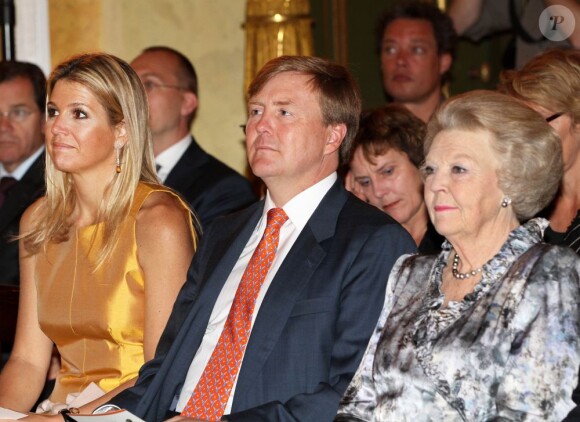 Le prince Willem-Alexander, la princesse Maxima et la reine Beatrix des Pays-Bas étaient réunis au palais Noordeinde à La Haye le 15 mai 2012, pour la remise des Prix Pommes d'Oranje (Apeltjes van Oranje) du fonds Orange.