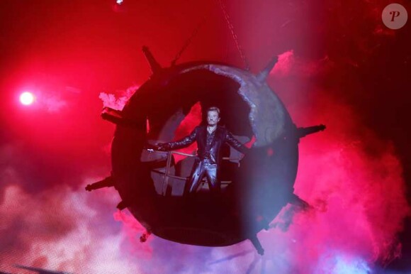 Exclu : Entrée sur scène impressionnante pour Johnny Hallyday, à Montpellier pour le coup d'envoi de sa tournée, le 14 mai 2012.