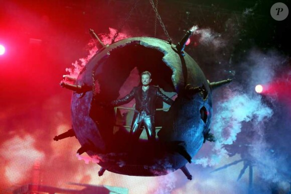 Exclu : Johnny Hallyday dans une boule de destruction massive pour son arrivée sur scène, à Montpellier pour le coup d'envoi de sa tournée, le 14 mai 2012.