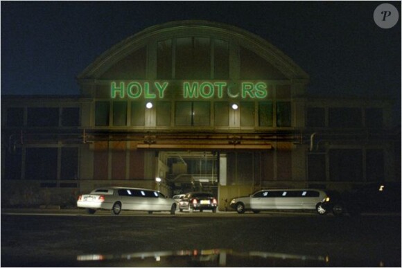 Première image du film Holy Motors de Leos Carax qui sera présenté le 23 mai 2012 en compétition à Cannes.