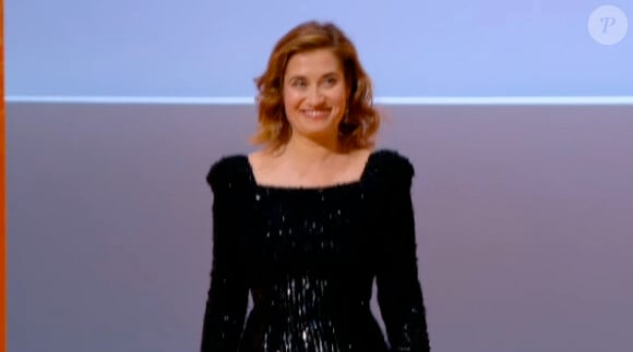 L'actrice Emmanuelle Devos lors de la cérémonie d'ouverture du 65e festival de Cannes le 16 mai 2012
