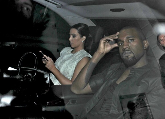 Kanye West et Kim Kardashian, dans la voiture, sortent à Londres du restaurant Zuma le 16 mai 2012