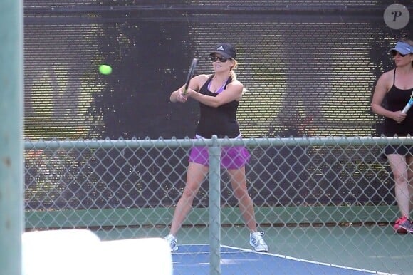 Enceinte, Reese Witherspoon joue au tennis à Brentwood le 16 mai 2012