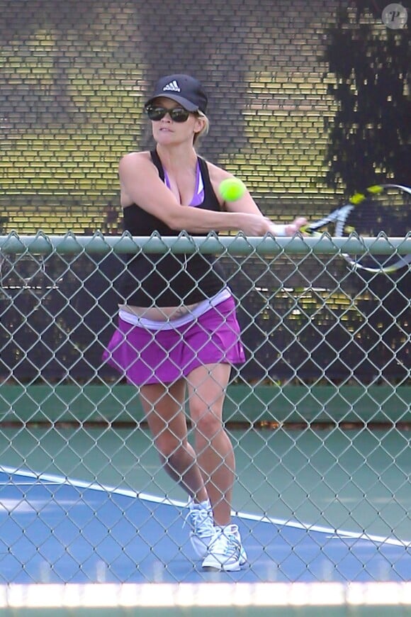 Très sportive, Reese Witherspoon, enceinte, joue au tennis à Brentwood le 16 mai 2012