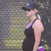 Reese Witherspoon, enceinte, joue au tennis à Brentwood le 16 mai 2012