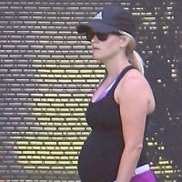 Reese Witherspoon, très enceinte au tennis, oublie ses parents qui se déchirent