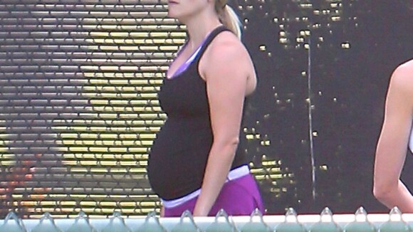 Reese Witherspoon, très enceinte au tennis, oublie ses parents qui se déchirent