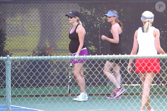 Reese Witherspoon, enceinte, joue au tennis à Brentwood le 16 mai 2012