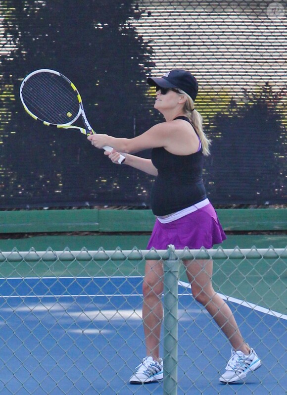 Très enceinte, Reese Witherspoon fait une partie de tennis avec ses amies, à Brentwood, Los Angeles, le 16 mai 2012