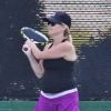 Avec bonheur, la très enceinte Reese Witherspoon dispute une partie de tennis contre ses amies, à Brentwood, Los Angeles, le 16 mai 2012