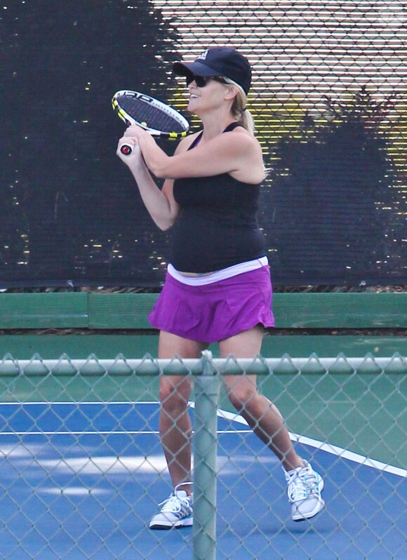 Avec bonheur, la très enceinte Reese Witherspoon dispute une partie de tennis contre ses amies, à Brentwood, Los Angeles, le 16 mai 2012