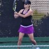 Très enceinte, Reese Witherspoon dispute une partie de tennis contre ses amies, à Brentwood, Los Angeles, le 16 mai 2012
