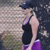 Très enceinte, Reese Witherspoon dispute une partie de tennis contre ses amies, à Brentwood, Los Angeles, le 16 mai 2012