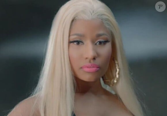 Nicki Minaj, radieuse dans son clip Right By My Side, extrait son deuxième album Pink Friday : Roman Reloaded.