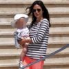 Jennifer Connelly et sa fille Agnès arrivent à l'hôtel Eden Rock au Cap d'Antibes, le 17 mai 2012.
