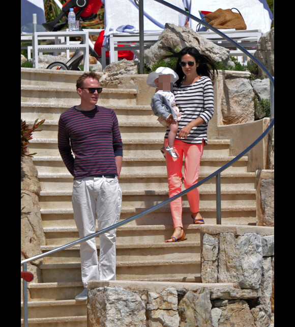 Jennifer Connelly, Paul Bettany et leur fille Agnès arrivent à l'hôtel Eden Rock au Cap d'Antibes, le 17 mai 2012.