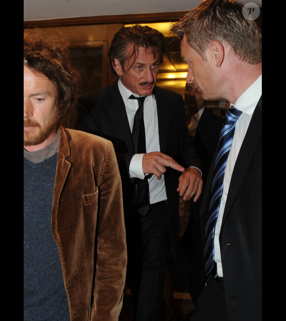 Sean Penn légèrement contrarié le 17 mai 2012 sortant d'un restaurant de Golf Juan quelques instants après Petra Nemcova