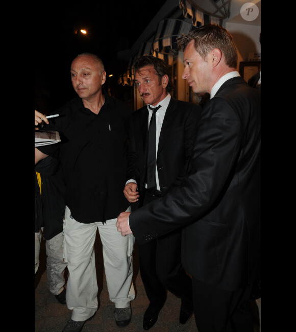 Sean Penn le 17 mai 2012 sortant d'un restaurant de Golf Juan quelques instants après Petra Nemcova