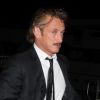 Sean Penn le 17 mai 2012 sortant d'un restaurant de Golf Juan quelques instants après Petra Nemcova et sur le point de s'embarquer sur un bateau pour rejoindre son hôtel.
