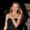 Petra Nemcova le 17 mai 2012 sortant d'un restaurant de Golf Juan et s'apprêtant à prendre un bateau en compagnie de Sean Penn pour rejoindre son hôtel à Cannes