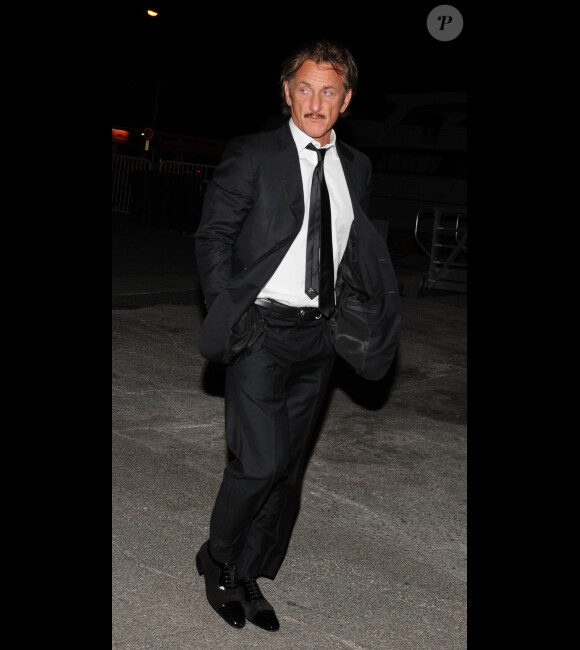 Sean Penn le 17 mai 2012 sortant d'un restaurant de Golf Juan quelques instants après Petra Nemcova et sur le point de s'embarquer sur un bateau pour rejoindre son hôtel.