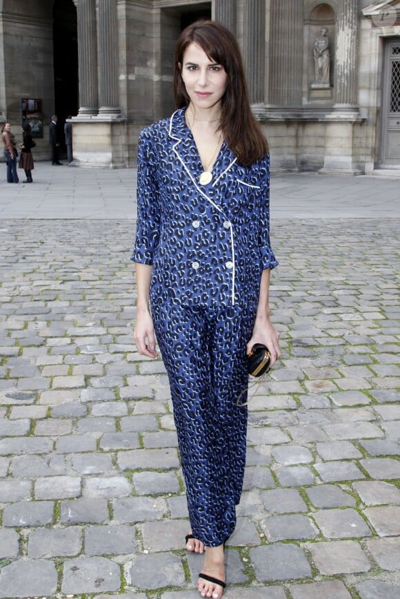 La styliste Caroline Sieber en pyjama Louis Vuitton lors du défilé de la maison française à Paris.