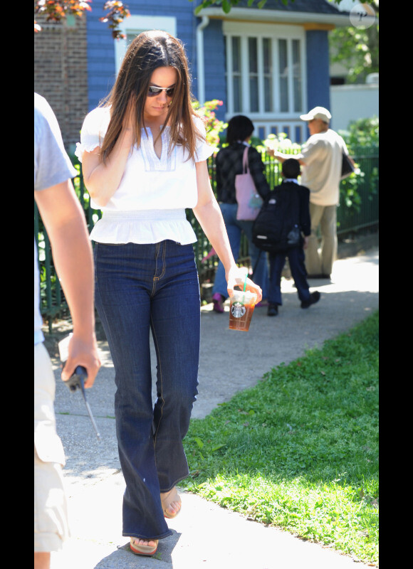 Mila Kunis fait profil bas sur le tournage du film Blood Ties, à New York le 17 mai 2012.