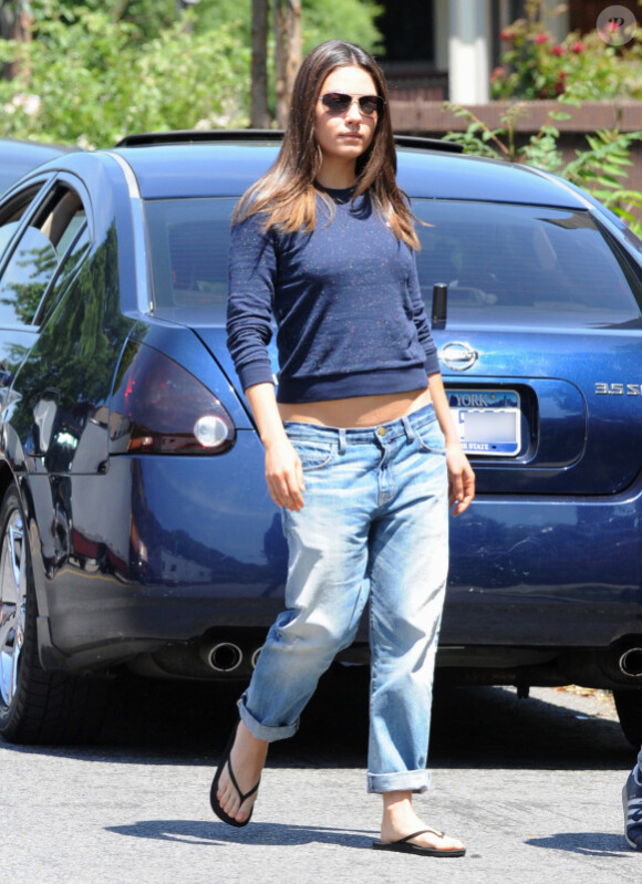 Mila Kunis repérée sur le tournage du film Blood Ties, à New York le 17 mai 2012.