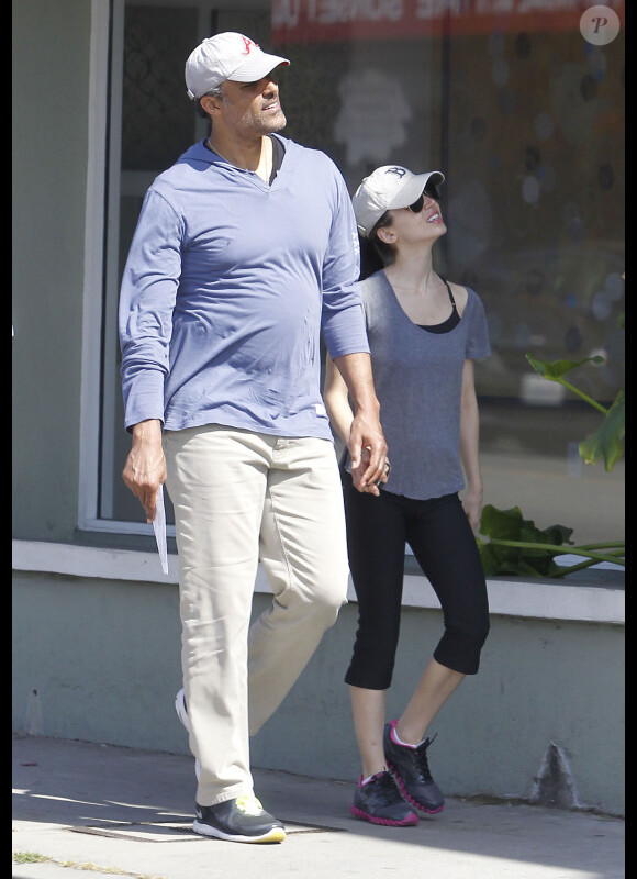 Eliza Dushku et son homme Rick Fox s'offrent une petite promenade en amoureux dans les rues de West Hollywood le 17 mai 2012