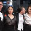 Suzanne Clément et Nathalie Baye entourent Xavier Dolan pour la présentation de Laurence Anyways au Festival de Cannes 2012, vendredi 18 mai.