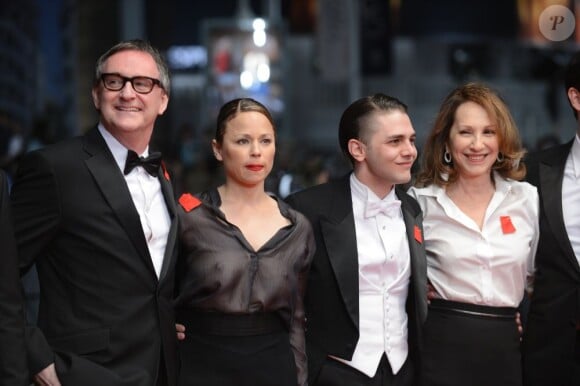 Suzanne Clément et Nathalie Baye entourent Xavier Dolan pour la présentation de Laurence Anyways au Festival de Cannes 2012, vendredi 18 mai.