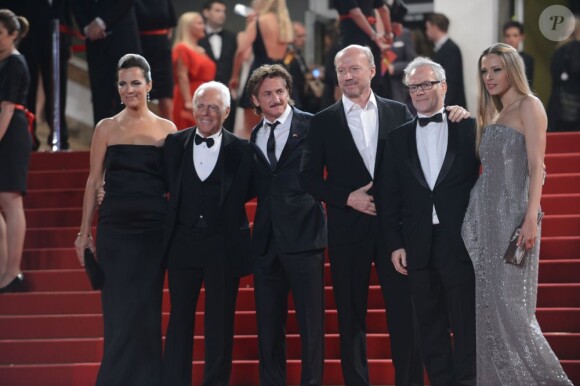 Sean Penn et Petra Nemcova (dr.) avec Giorgio Armani (g.) et Paul Haggis au Festival de Cannes 2012, vendredi 18 mai.
