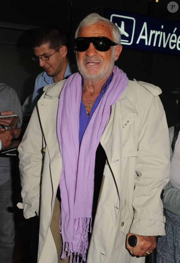 Jean-Paul Belmondo en transit à l'aéroport de Nice, direction le Festival de Cannes, le 16 mai 2012