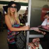 Paris Hilton arrive à l'aéroport de Nice, le samedi 19 mai 2012.