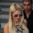 Paris Hilton arrive sur le plateau du  Grand Journal , à Cannes, le samedi 19 mai 2012.