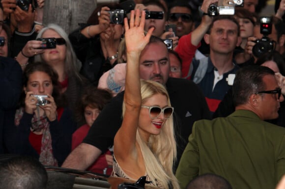 Paris Hilton arrive sur le plateau du Grand Journal, à Cannes, le samedi 19 mai 2012.