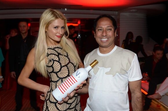 Paris Hilton avec le milliardaire Jawed Fiyaz pour le lancement de sa nouvelle boisson XB au Vip Room de Cannes