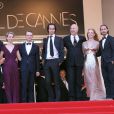 Photo de famille pour le casting du film Lawless, sur les marches du Palais des Festivals. Cannes, le 19 mai 2012.