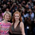Jessica Chastain, en Hervé Leroux et chaussures Zanotti, et Mia Wasikowska en Prada et chaussures Miu-Miu, avaient irradié de douceur et de couleur le photocall de  Lawless , au Festival de Cannes, le 19 mai 2012, avant de monter les marches en soirée.