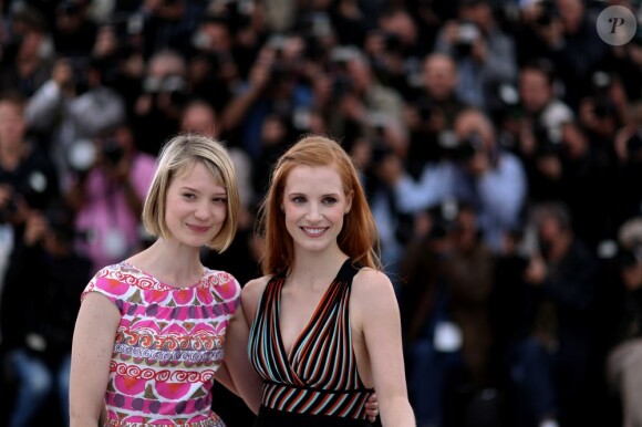 Jessica Chastain, en Hervé Leroux et chaussures Zanotti, et Mia Wasikowska en Prada et chaussures Miu-Miu, avaient irradié de douceur et de couleur le photocall de Lawless, au Festival de Cannes, le 19 mai 2012, avant de monter les marches en soirée.