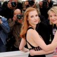 Jessica Chastain, en Hervé Leroux et chaussures Zanotti, et Mia Wasikowska en Prada et chaussures Miu-Miu, avaient irradié de douceur et de couleur le photocall de  Lawless , au Festival de Cannes, le 19 mai 2012, avant de monter les marches en soirée.