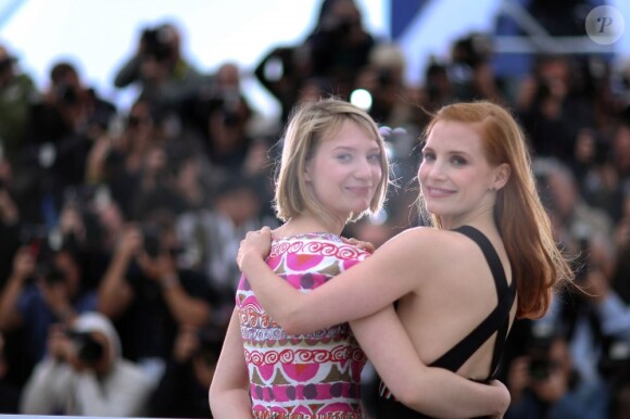 Jessica Chastain, en Hervé Leroux et chaussures Zanotti, et Mia Wasikowska en Prada et chaussures Miu-Miu, avaient irradié de douceur et de couleur le photocall de Lawless, au Festival de Cannes, le 19 mai 2012, avant de monter les marches en soirée.