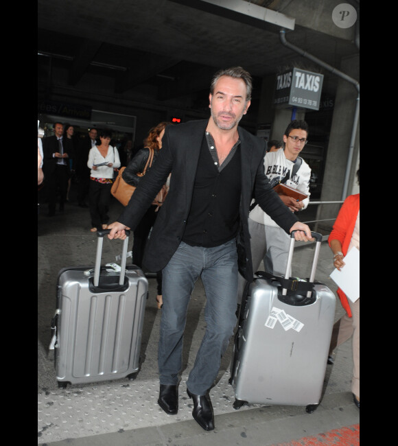 Jean Dujardin sort de l'aéroport de Nice, le 20 mai 2012.