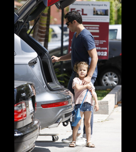 Cash Warren et sa fille aînée Honor en route pour déjeuner en famille, à Los Angeles le 20 mai 2012.