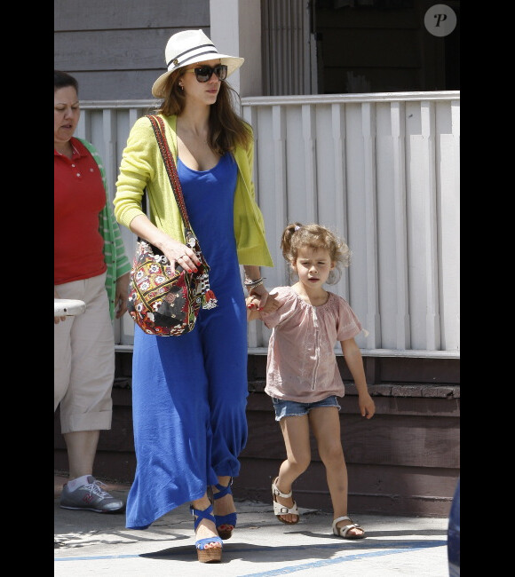 Jessica Alba et sa fille aînée Honor en route pour déjeuner en famille, à Los Angeles le 20 mai 2012.
