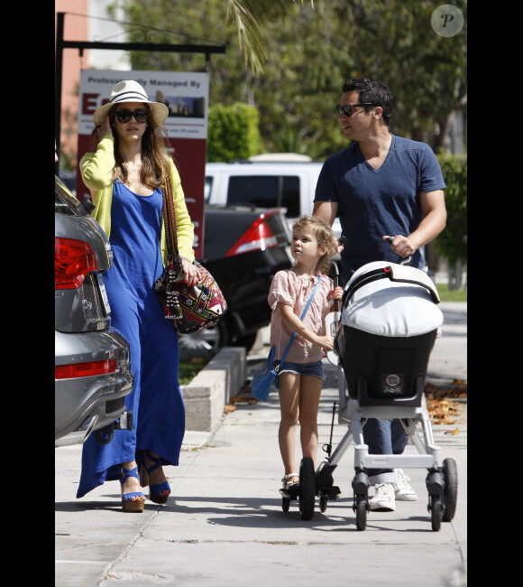 Jessica Alba, son époux Cash Warren et leurs filles en route pour déjeuner en famille, à Los Angeles le 20 mai 2012.