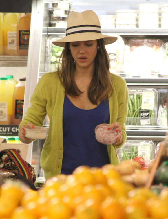 Jessica Alba fait quelques courses dans un supermarché de Los Angeles, le 20 mai 2012.
