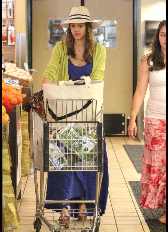 Jessica Alba fait quelques courses dans un supermarché de Los Angeles, le 20 mai 2012.