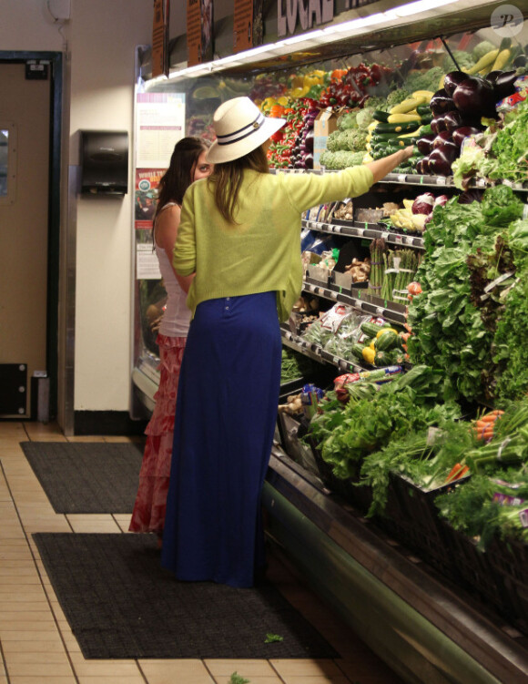 Jessica Alba, toujours stylée, fait quelques courses dans un supermarché de Los Angeles, le 20 mai 2012.
