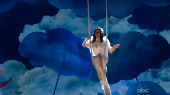 Billboard Music Awards 2012 : Katy Perry dans les nuages pour Wide Awake